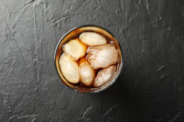 Siyah çimento arka plan üzerinde soğuk kola cam