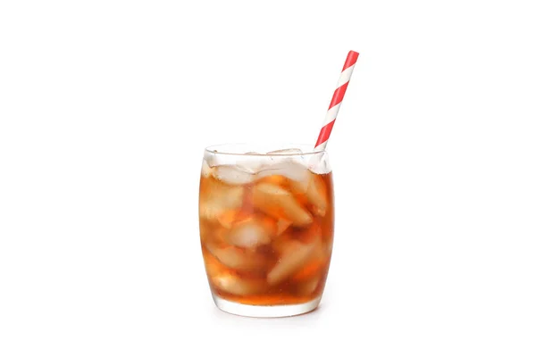 Szklanka zimnej Cola wyizolowana na białym tle — Zdjęcie stockowe