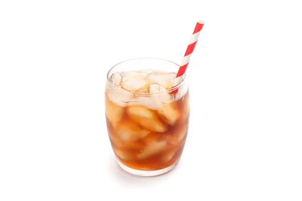 Glas kalte Cola isoliert auf weißem Hintergrund — Stockfoto