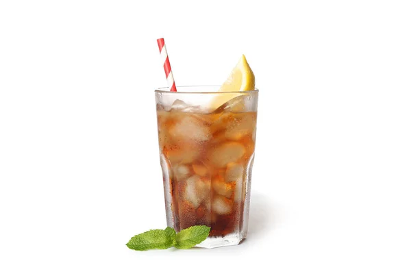 Glas kall Cola med citron isolerad på vit bakgrund — Stockfoto