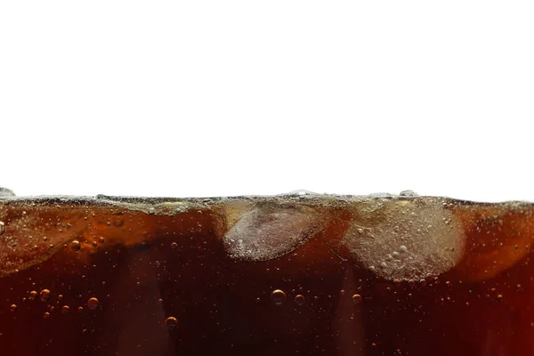 Vue latérale arrière-plan de cola froid avec glace, isolé — Photo