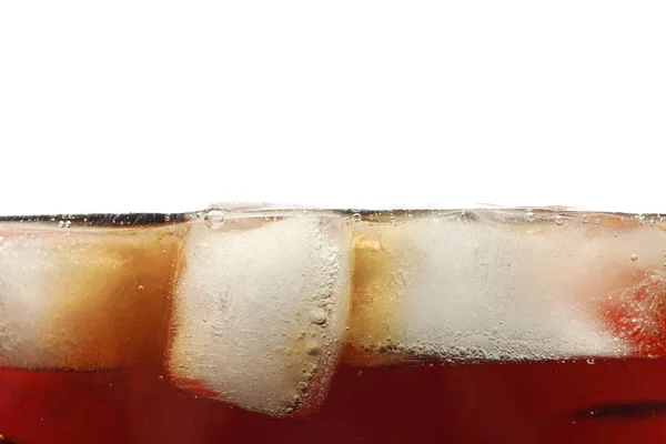 Vue latérale arrière-plan de cola froid avec glace, isolé — Photo