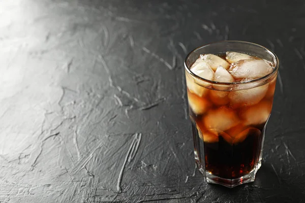 Üveg hideg Cola fekete cement háttér — Stock Fotó