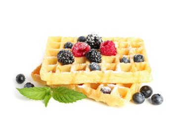Beyaz arka planda izole çilek ve nane ile Waffle