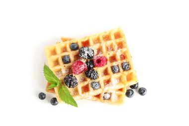 Beyaz arka planda izole çilek ve nane ile Waffle