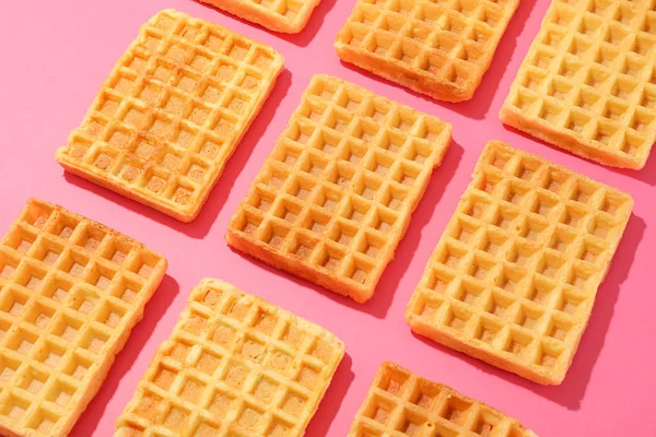 Platte lay compositie met wafels op kleur achtergrond — Stockfoto