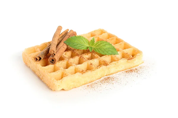 Nane ve tarçın ile waffle beyaz arka plan izole — Stok fotoğraf