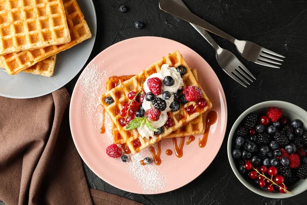 Schöne Komposition mit süßen Waffeln, Draufsicht — Stockfoto