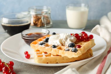 Belçika waffle ile kahvaltı kompozisyonu, metin için alan