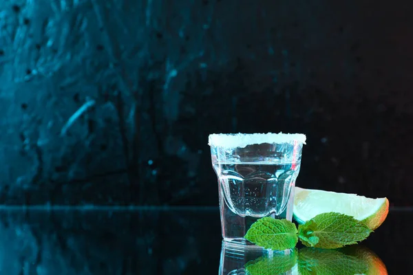 Tequila tiro com limão, sal e hortelã contra fundo preto w — Fotografia de Stock