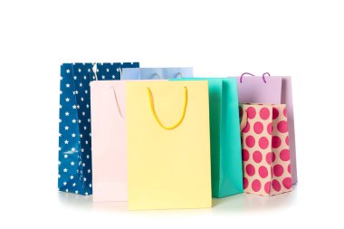 Beyaz arka planda izole edilmiş çok renkli kağıt torbalar