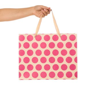 Kadın el beyaz arka plan üzerinde izole renkli kağıt torba tutun