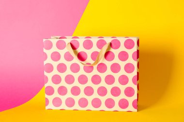 Çok renkli arka plan üzerine kağıt torba, metin için alan