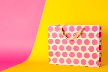 Çok renkli arka plan üzerine kağıt torba, metin için alan