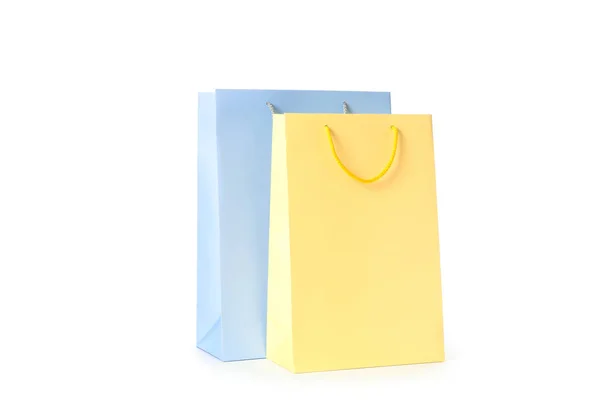 Barevné papírové tašky izolovaných na bílém pozadí — Stock fotografie