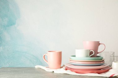 Gri masaya yığılmış renk plakaları ve bardaklar, metin için alan