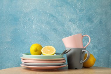 Tabak ve ahşap masa üzerine yığılmış limon ile bardak, t için alan