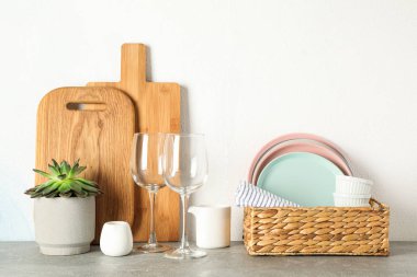 Gri masa üzerinde sulu bitki ile yemek seti, için alan 