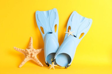 Mavi paletler ve denizyıldızları sarı arka plan üzerinde, tex için alan