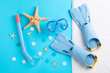 Sarı arka planda deniz tatili aksesuarları, üst görünüm