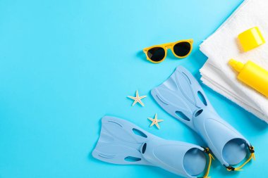 Renk arka planda palet, güneş gözlüğü, havlu ve denizyıldızları, 