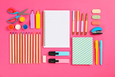 Pembe arka plan üzerinde kırtasiye ile düz yatıyordu kompozisyon, boşluk f