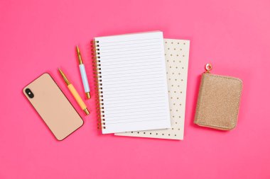 Kırtasiye ve akıllı telefon pembe arka plan, metin için alan