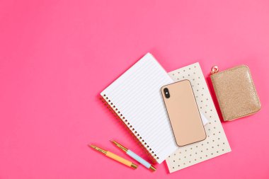 Kırtasiye ve akıllı telefon pembe arka plan, metin için alan