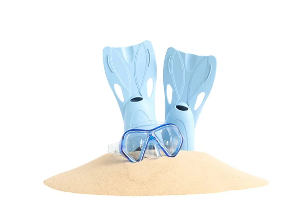 Пальці і маска для дайвінгу в купі піску ізольовані на білому фоні — стокове фото