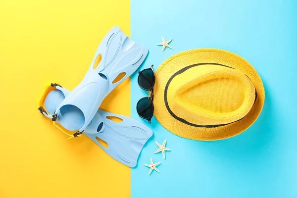 Aletas, estrellas de mar, sombrero y gafas de sol sobre fondo de color, sp —  Fotos de Stock