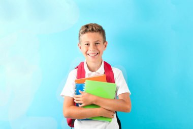 Renk arka plan, uzay karşı kitabı kontrol ediyordum ve sırt çantası ile çocuk 