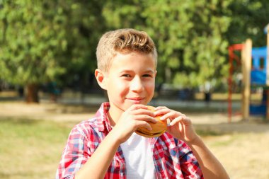 Çocuk Burger ile bulanık oyun arka plan, boşluk karşı