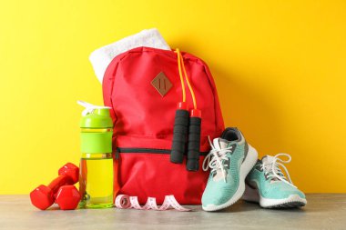 Renk arka planına karşı gri masada kayıp ağırlığı aksesuarları