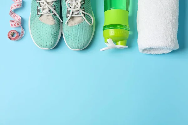 Flat lay composition with loss weigh accessories on color backgr — Stock Photo, Image