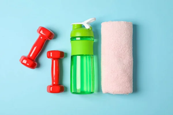 Composizione flat lay con asciugamano, manubri e bottiglia fitness su — Foto Stock