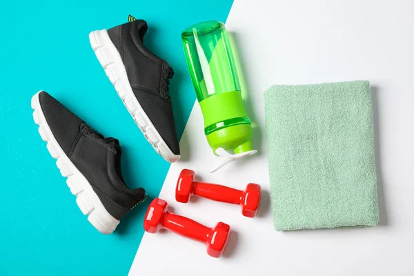 Flat lay sammensætning med håndklæde, håndvægte, fitness flaske og s - Stock-foto