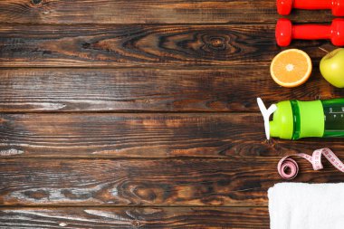 Woode üzerinde sağlıklı yaşam tarzı aksesuarları ile düz yatıyordu kompozisyon