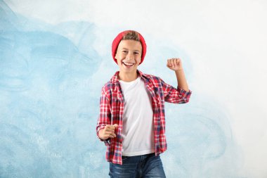 Renk arka plan üzerinde moda çocuk, metin için alan