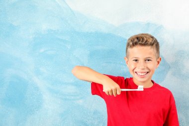 Renk arka plan üzerinde diş fırçası ile çocuk, metin için alan