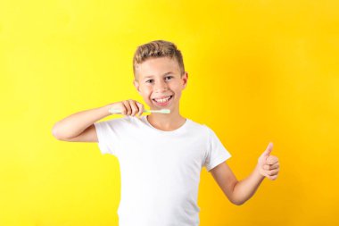 Renk arka plan üzerinde diş fırçası ile çocuk, metin için alan