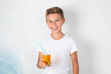 Beyaz arka plana karşı tatlı kokteyl ile Smile çocuk