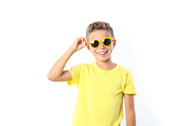 Beyaz backgrou üzerinde izole güneş gözlüğü ile sarı t-shirt çocuk