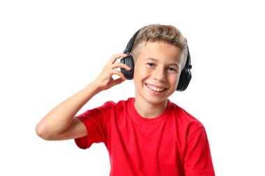 Beyaz arka planda izole kulaklıklar ile kırmızı tişört çocuk