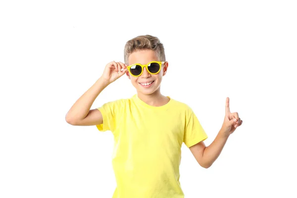 Menino em camiseta amarela com óculos de sol isolados em backgrou branco — Fotografia de Stock