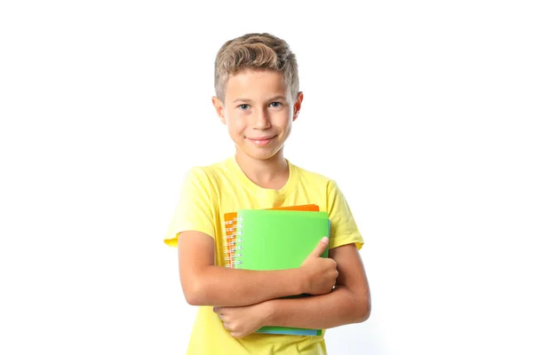 Мальчик в жёлтой футболке с блокнотами, изолированными на белой спине — стоковое фото
