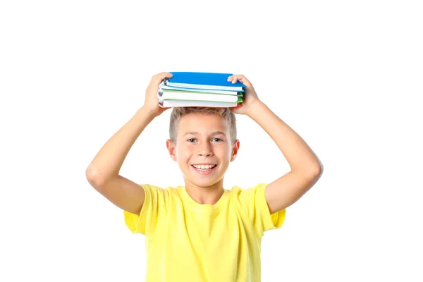 Menino de camiseta amarela com cadernos isolados em backgroun branco — Fotografia de Stock