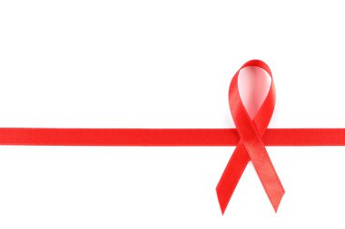 Kırmızı farkındalık kurdelesi beyaz arkaplanda izole edildi