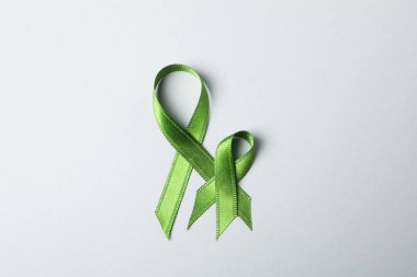 Gri arka planda yeşil farkındalık şeritler, metin için alan