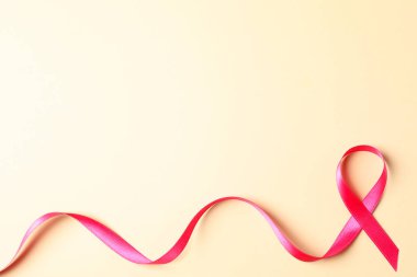 Renk arka plan üzerinde pembe farkındalık şerit, metin için alan