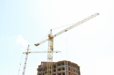 Şantiyede büyük sarı vinç çalışma